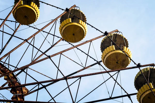 Cabines de carrossel em um parque de diversões abandonado em Chernobyl — Fotografia de Stock