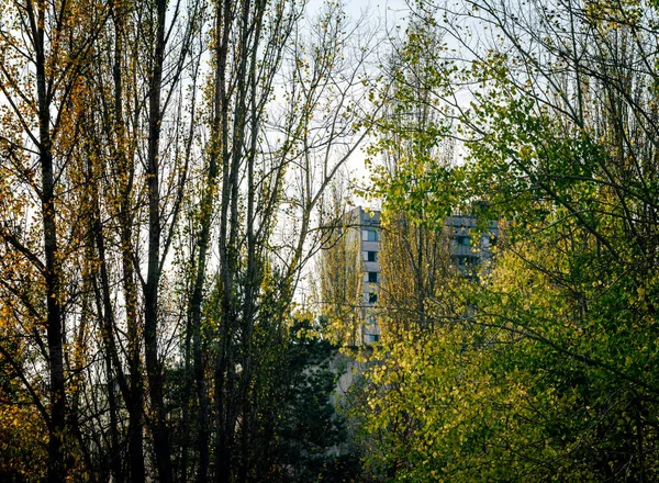 Velký dům na ulici opuštěného města Černobyl — Stock fotografie