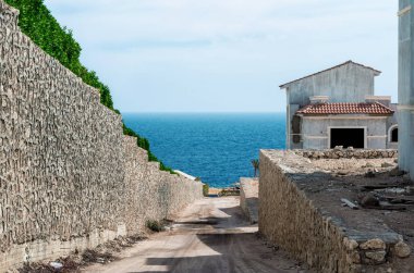 Mısır 'da insanların olmadığı bir sokakta terk edilmiş bir otel.