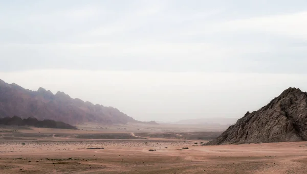 Vista panorâmica do deserto com montanhas rochosas no Egito — Fotografia de Stock