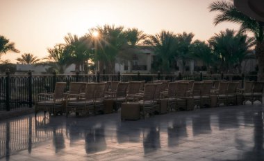 Mısır 'da güneş doğarken insanlar olmadan terasta sandalyeler.