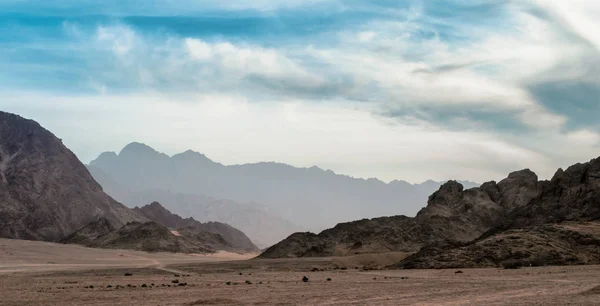 Panoramic view of desert with rocky mountains in Egypt — Stock Photo, Image