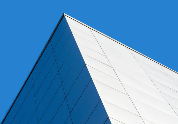 青い背景の近代的な建物の断片コーナーです — ストック写真