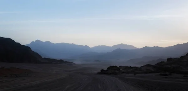 Paisagem deserto noite com montanhas rochosas e céu por do sol com nuvens em Sharm El Sheikh — Fotografia de Stock