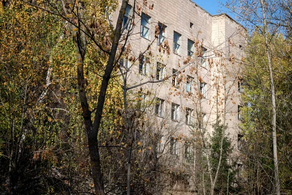 Çernobil 'in terk edilmiş bir şehrinde tehlikeli bir hastane. — Stok fotoğraf