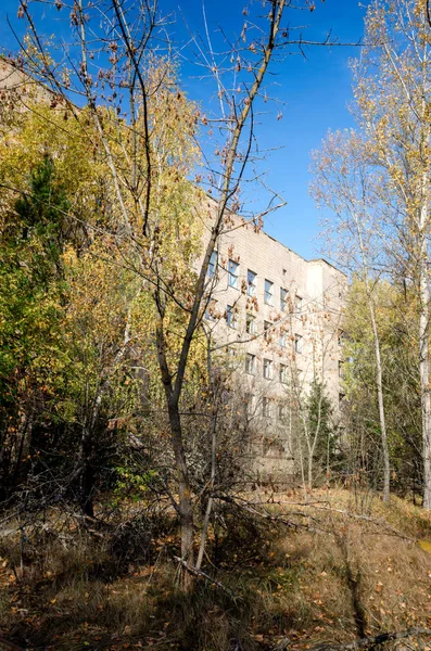 Famoso lugar perigoso hospital em uma cidade infectada abandonada de Chernobyl — Fotografia de Stock