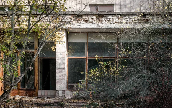 Famoso hospital lugar peligroso en una ciudad infectada abandonada de Chernobyl —  Fotos de Stock