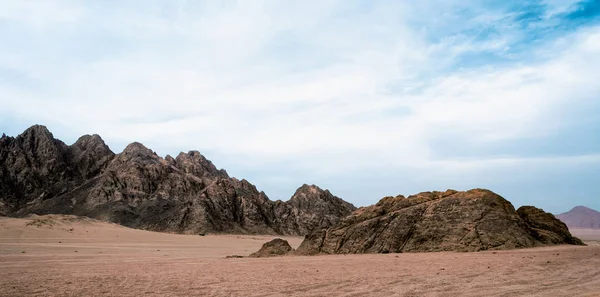 Montanhas rochosas no deserto e céu azul com nuvens em sharm el sheikh — Fotografia de Stock