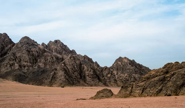 Montanhas rochosas no deserto e céu azul com nuvens em sharm el sheikh — Fotografia de Stock