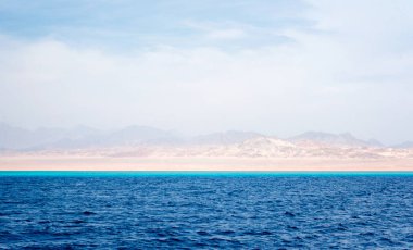 Mısır 'da Kızıl Deniz ve kayalık kıyı