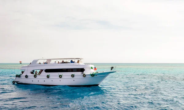 Weißes Kreuzfahrtschiff im Roten Meer in Ägypten — Stockfoto