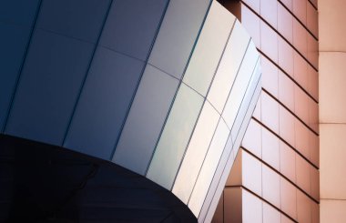 Beyaz zemin üzerinde modern mavi bir binanın duvarının parçası.