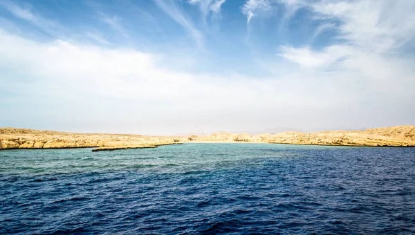 Paisaje costa rocosa del Mar Rojo y cielo azul con nubes en Sharm El Sheikh Egipto —  Fotos de Stock