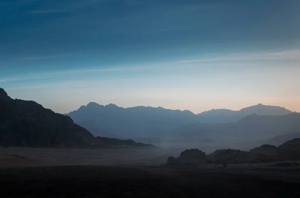 Deserto com montanhas rochosas e céu com nuvens à noite em Sharm El Sheikh Egito — Fotografia de Stock