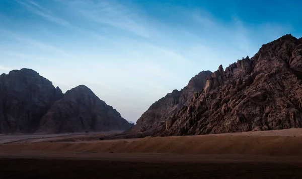 Deserto com montanhas rochosas e céu com nuvens à noite em Sharm El Sheikh Egito — Fotografia de Stock