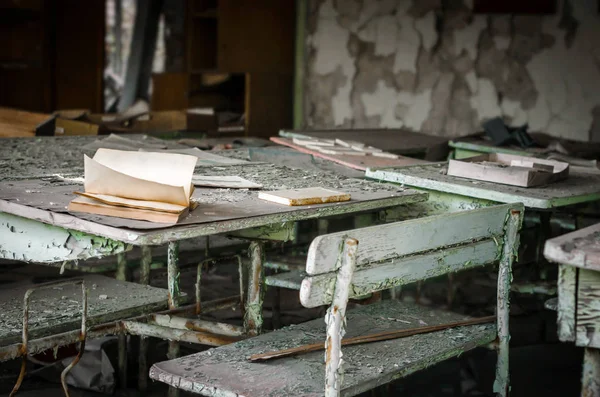 Escritorio de la sala de la escuela y reservar en Chernobyl de cerca —  Fotos de Stock