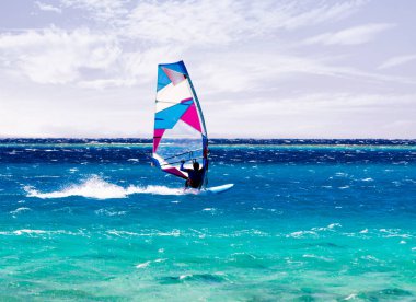Sharm El Sheikh 'te, Kızıl Deniz' in dalgalarında sörf yapan rüzgar sörfçüleri