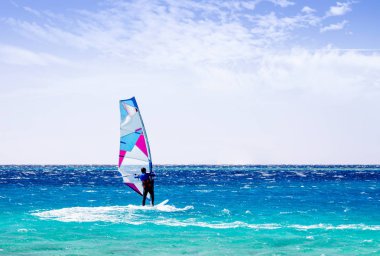 Sörfçü Mısır 'da Kızıl Deniz' de at sürüyor. Şeyh 'i eziyor.