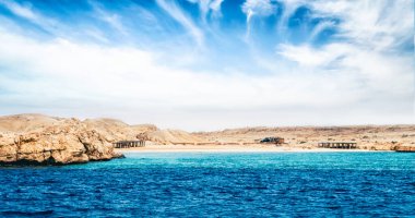 Kızıl Deniz 'in kayalık kıyıları ve Sharm El Sheikh Mısır' da bulutlu mavi gökyüzü.