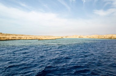 Kızıl Deniz 'in kayalık kıyıları ve Sharm El Sheikh Mısır' da bulutlu mavi gökyüzü.