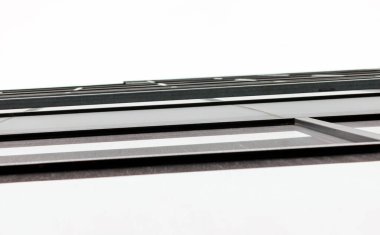 Duvarın bir parçası ve modern yüksek ofis binasının pencereleri soyut mimari arkaplansız.