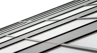 Duvarın bir parçası ve modern yüksek ofis binasının pencereleri soyut mimari arkaplansız.