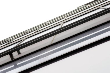 Duvarın bir parçası ve modern yüksek ofis binasının pencereleri soyut mimari arkaplansız.