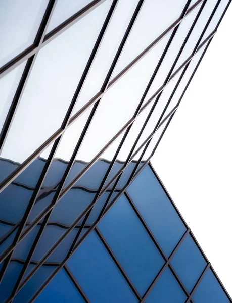 近代的な建物の窓の歪みを反映した青抽象的な都市背景 — ストック写真