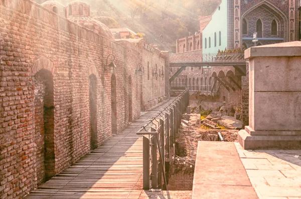 Tiflis Gürcistan 'ın terk edilmiş tarihi merkezinde sabah sisli ve güneşli bir havada karantinaya alındı.