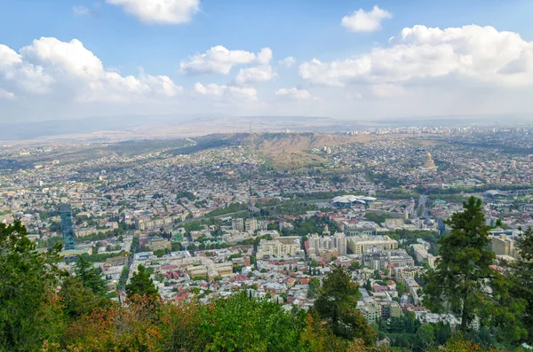 Tiflis merkezinin sisli panoramik üst görüntüsü