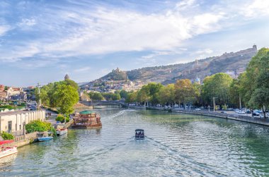 Tiflis Georgia 'daki Kura Nehri' nin dalgalarında güneşli bir akşam