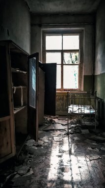 Çernobil Ukrayna 'da terk edilmiş bir evde yataklı pencereli bir oda.