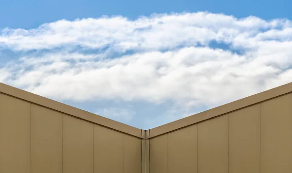 Esquina Moderno Edificio Beige Cielo Azul Con Nubes Blancas —  Fotos de Stock