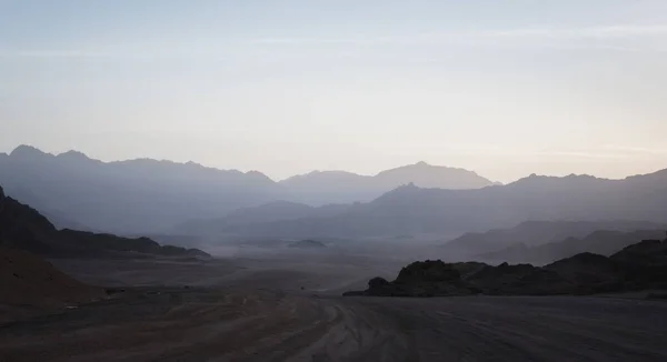 Paisagem Deserto Noite Com Montanhas Rochosas Céu Por Sol Com — Fotografia de Stock