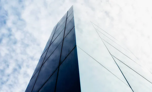 空と雲に対する近代的な建物の壁抽象的な建築的背景 — ストック写真