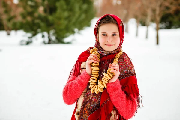 松饼周 一个穿着俄罗斯红头巾 脖子上戴着百吉饼珠子的小女孩 — 图库照片