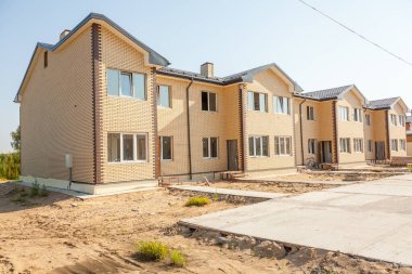 Yeni inşa edilmiş tuğla ev