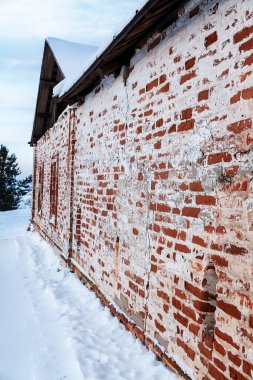 Kışın eski tuğla ev
