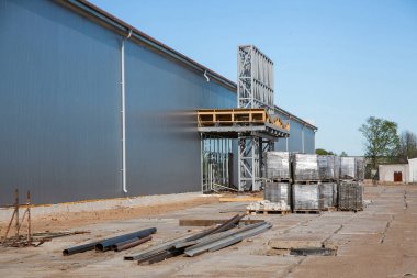 Alışveriş merkezinin inşaatı.