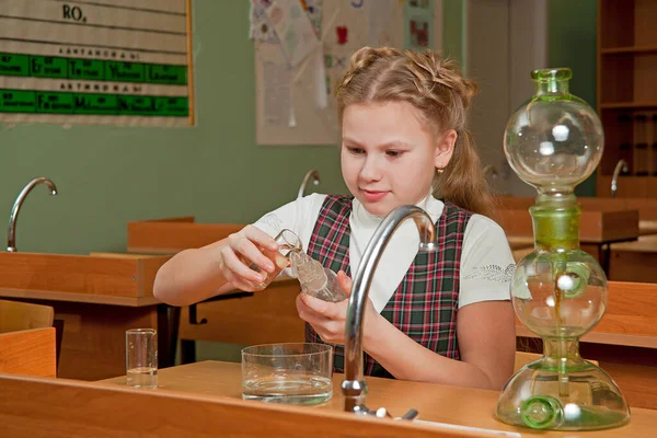 Colegiala Haciendo Experimento Química Lección —  Fotos de Stock