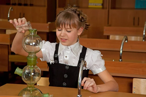 Die Schülerin Beim Chemie Experiment Unterricht — Stockfoto