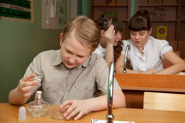 Der Student Beim Chemie Experiment Unterricht — Stockfoto