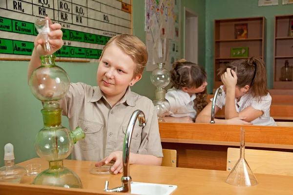 Estudiante Que Hace Experimento Química Lección —  Fotos de Stock