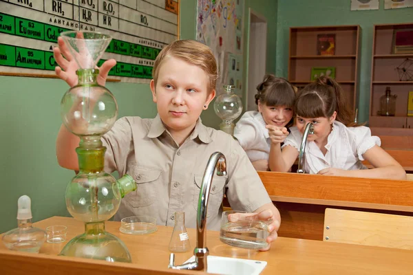 Der Student Beim Chemie Experiment Unterricht — Stockfoto