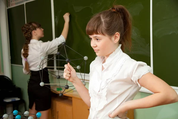 Das Schulmädchen Neben Der Tafel Hält Das Modell Der Moleküle — Stockfoto