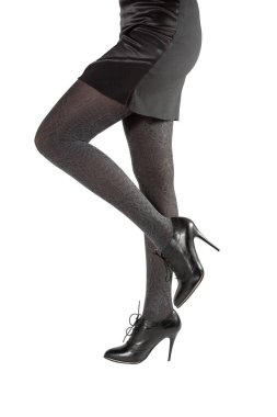 Siyah ayakkabılı güzel bacaklar beyaz arka planda izole edilmiş.