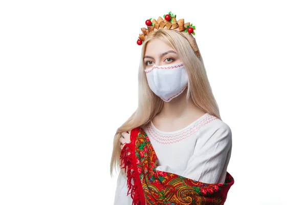 Menina Loira Jovem Máscara Vestido Corte Folclórico Xale Vermelho — Fotografia de Stock
