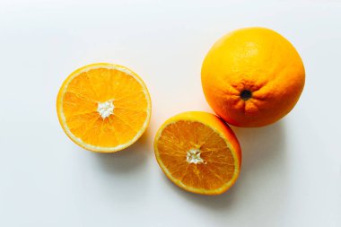 Açık arkaplanda parlak portakal suyu kesimi