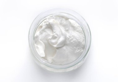 Yunan yoğurdu izole edilmiş, hava manzaralı.