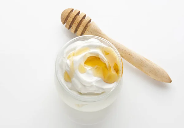 Griekse Yoghurt Met Honing Top Uitzicht Geïsoleerd Een Witte Achtergrond — Stockfoto
